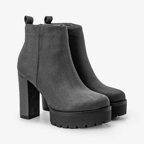 Botas grises en el puesto de Lulis 1 Botas grises en el puesto de Lulis 1