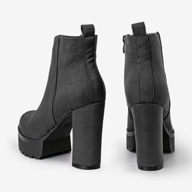 Botas grises en el puesto de Lulis 2