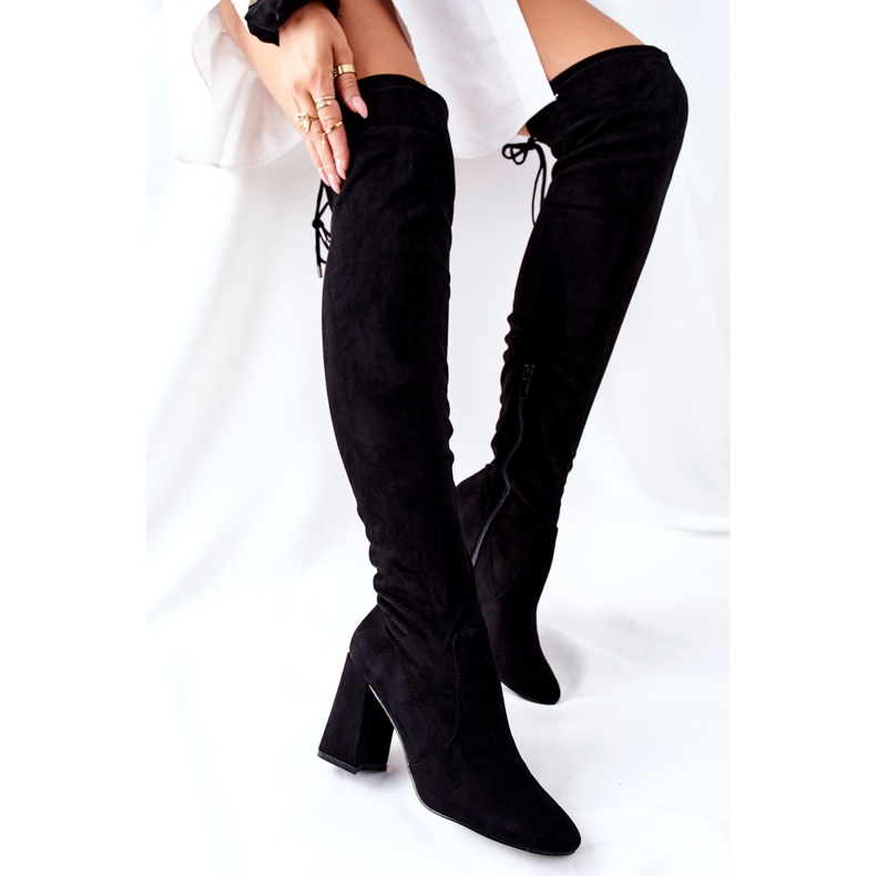 PG1 Botas Agaloa de ante negro en una barra 1