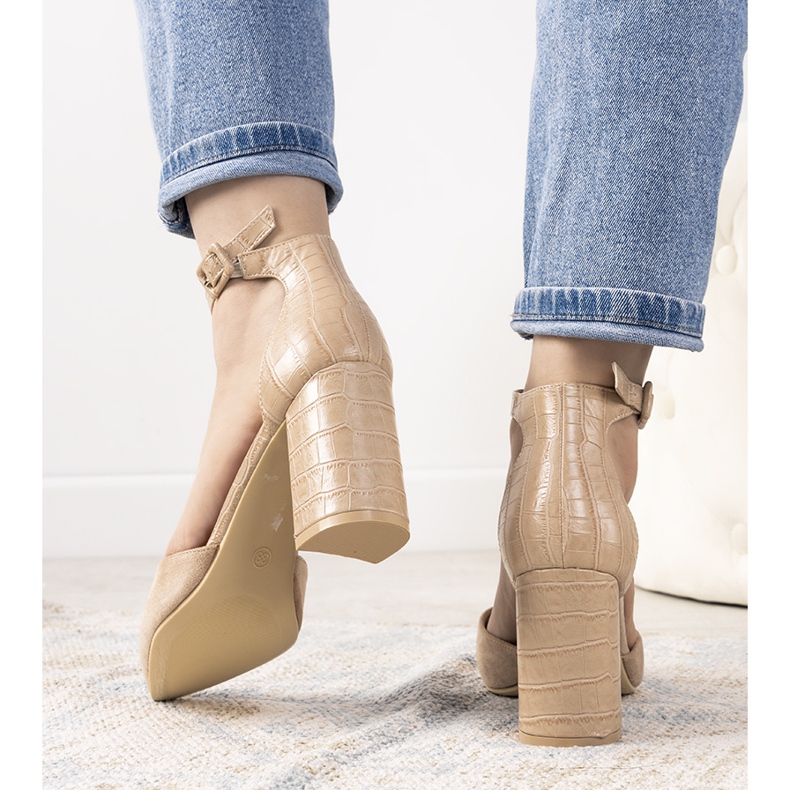 Bombas beige en el puesto de Natalie 1