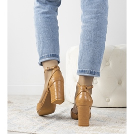 Bombas de camello en el puesto de Davies marrón 1 Bombas de camello en el puesto de Davies marrón 1