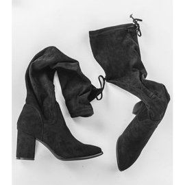 Botas negras en el poste de Tiffi negro 1
