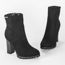 Botines negros en el poste de Marissa 1