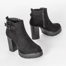 Botines negros en la publicación de Katie 1