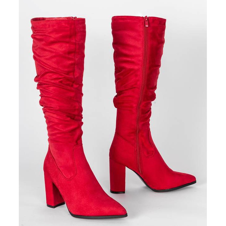 Botas rojas en un poste de columpio alto rojo 1 Botas rojas en un poste de columpio alto rojo 1