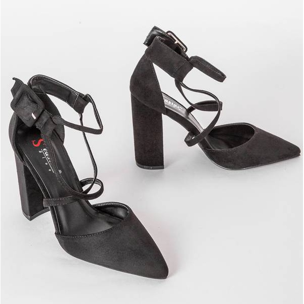 Bombas negras en el poste de Piper negro 1