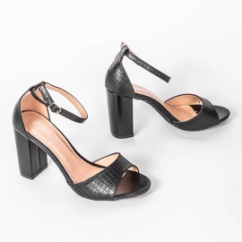 Sandalias negras en un poste de Milano negro 1 Sandalias negras en un poste de Milano negro 1