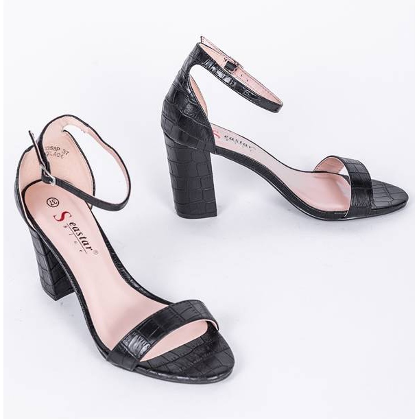 Sandalias negras en el poste de Millo negro 1