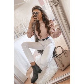 Botas grises en el poste de Tina Grey 1