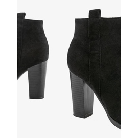 Botines negros en el poste de piñata 3