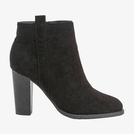 Botines negros en el poste de piñata 4