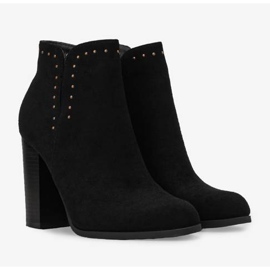 Botines negros en el poste de Cosette 1