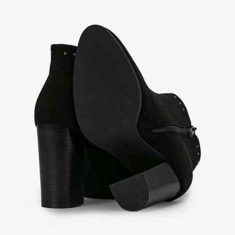 Botines negros en el poste de Cosette 2