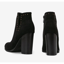 Botines negros en el poste de Cosette 3