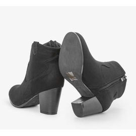 Botines negros en el poste Katia 2