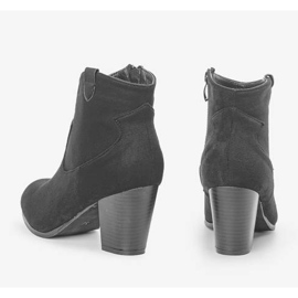 Botines negros en el poste Katia 3