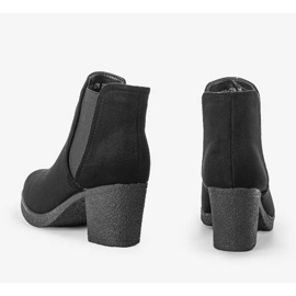 Botines negros en el poste de Lasha 1