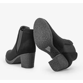 Botines negros en el poste de Lasha 2