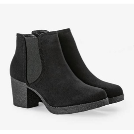 Botines negros en el poste de Lasha 3