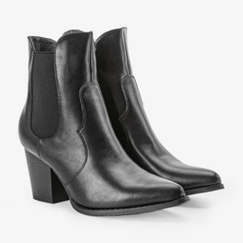 Botines negros en el puesto de Carne 1 Botines negros en el puesto de Carne 1