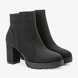 Botines negros en el poste Melise 1