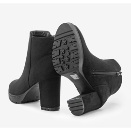 Botines negros en el poste Melise 2