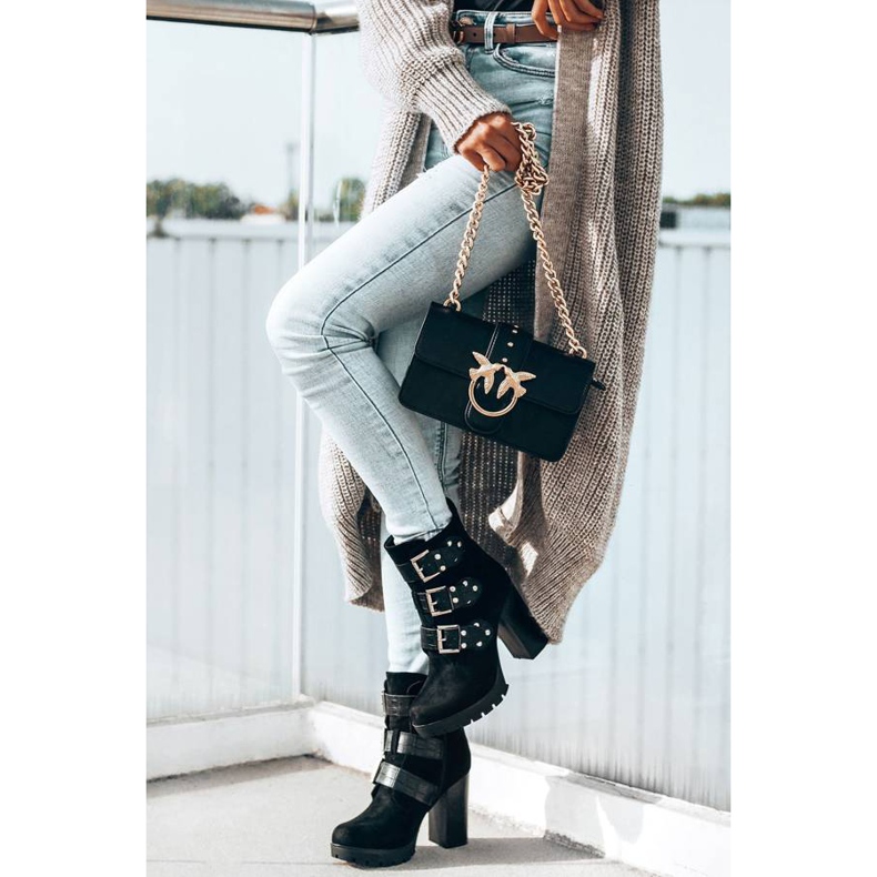 Botas negras en el puesto de Corgi negro 1