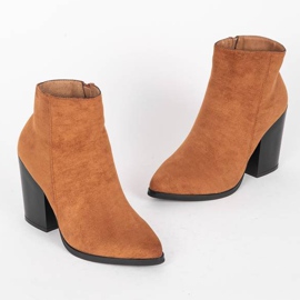 Botines marrones en el poste de Mia marrón 3