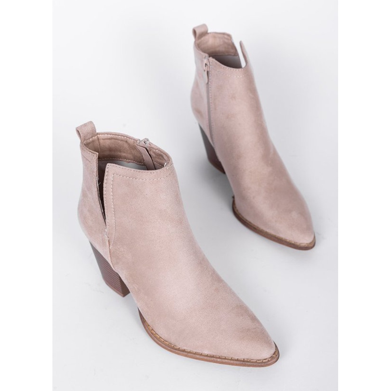 Botines beige en el puesto de Ginny 1