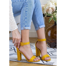 Sandalias amarillas en el poste de la Mujer Mágica amarillo 2