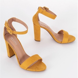 Sandalias amarillas en el poste de la Mujer Mágica amarillo 3
