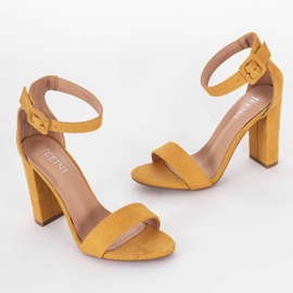 Sandalias amarillas en el poste de la Mujer Mágica amarillo 4