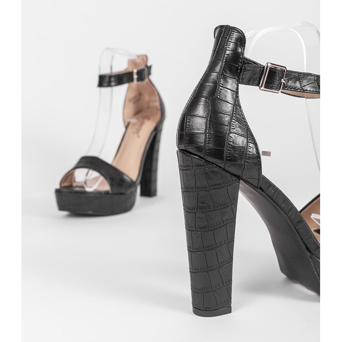 Sandalias negras en el poste de Dolores negro 2