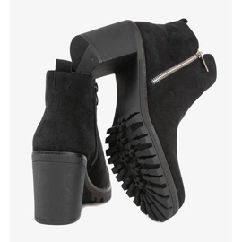 Botines negros en el poste Tiny 1