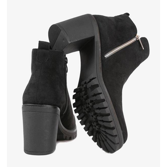 Botines negros en el poste Tiny 1 Botines negros en el poste Tiny 1