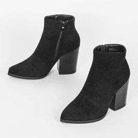 Botines negros en el poste de Mia 1