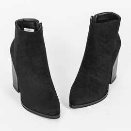 Botines negros en el poste de Mia 2