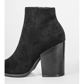 Botines negros en el poste de Mia 3