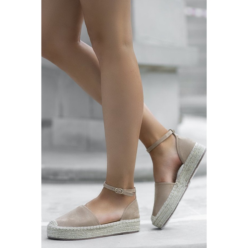 Alpargatas beige en la plataforma Summer 1