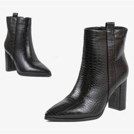 Botines negros en el poste de Zahara 1
