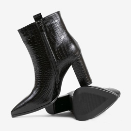 Botines negros en el poste de Zahara 2