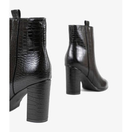Botines negros en el poste de Zahara 3