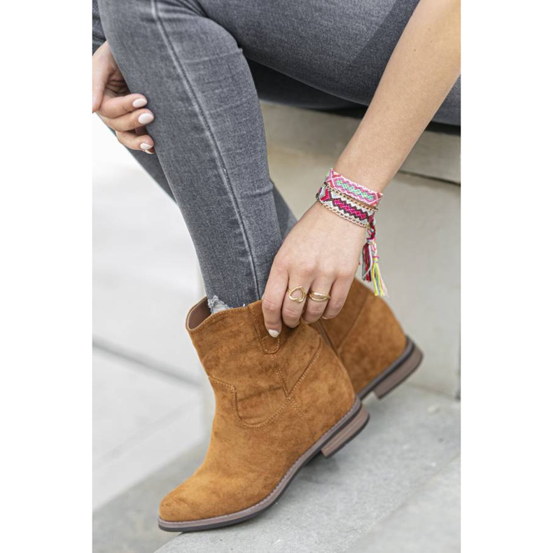 Botines camel con cuña Buenna cubierta marrón 1 Botines camel con cuña Buenna cubierta marrón 1