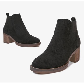 Botines negros en el poste de Hanah 2