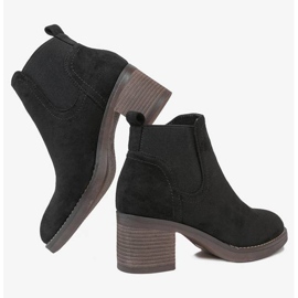Botines negros en el poste de Hanah 3