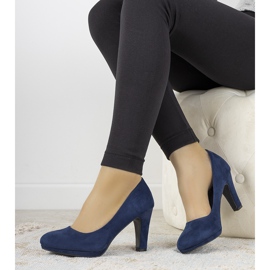 Zapatos de salón azul marino sobre un pilar de cuero ecológico Sara 1
