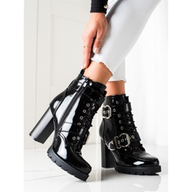 Erynn Botas negras en un poste alto negro 1 Erynn Botas negras en un poste alto negro 1