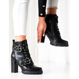 Erynn Botas negras en un poste alto negro 2 Erynn Botas negras en un poste alto negro 2