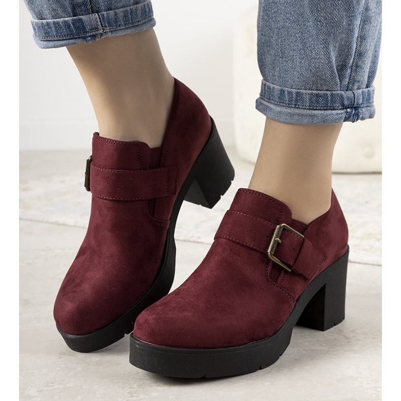 Brogues granate en el poste de Leonie rojo 1