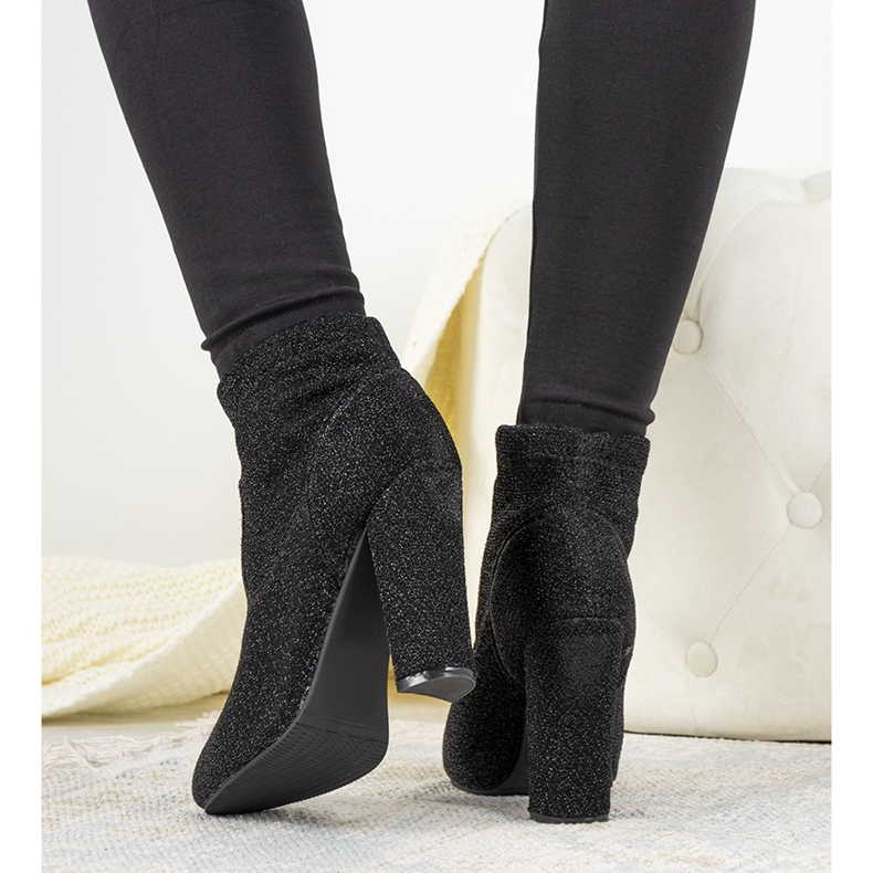 Botines negros brillantes en el poste Birgit 1 Botines negros brillantes en el poste Birgit 1